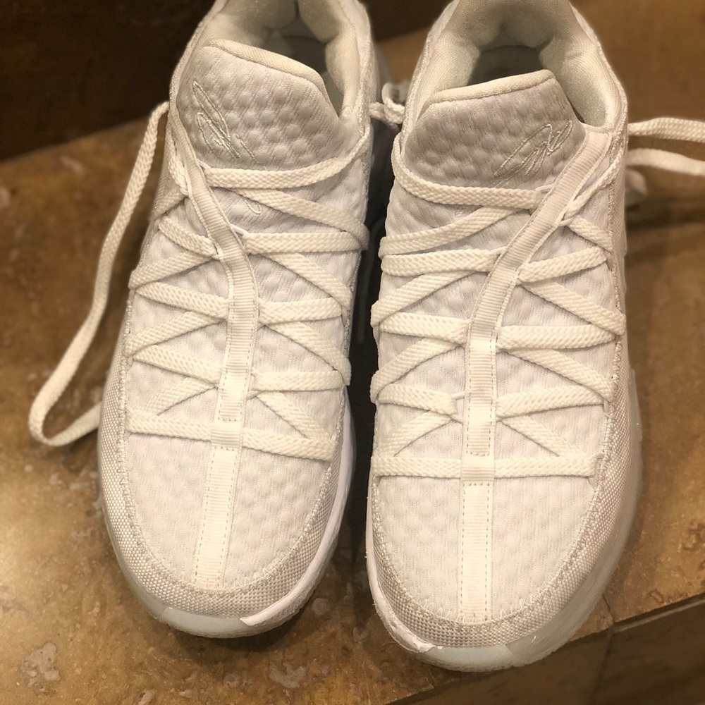 LeBron 17 low “white camo”